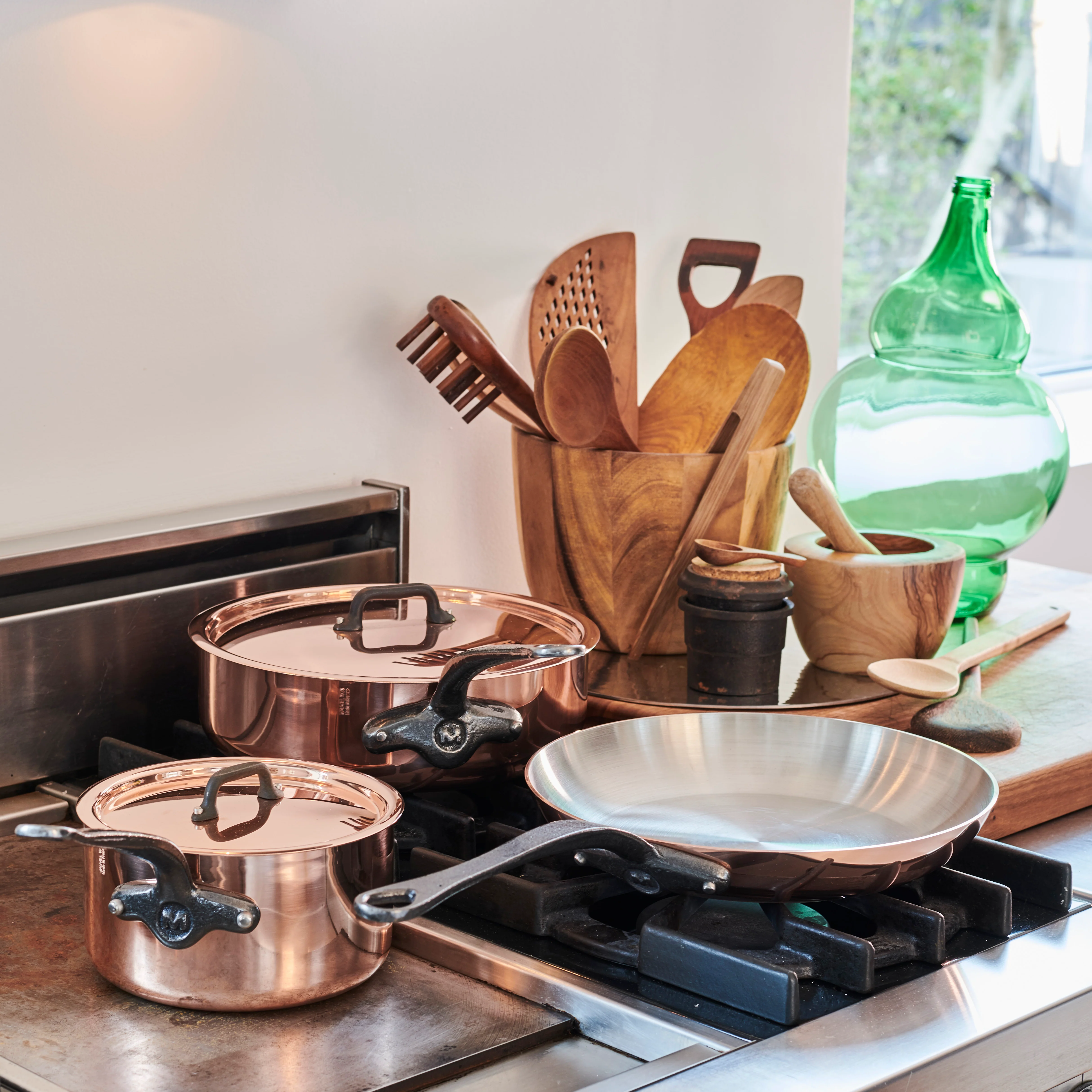 Mauviel M'Heritage M'150 CI Copper Sauce Pan with Lid 2.8-Qt and Frying Pan 11.8-In, Cast Iron Handles - Image 3